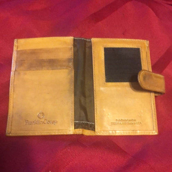 PreOwned- Franklin Covey Leather Wallet 3 credit card slots-2 slots for receipts - Picture 3 of 11